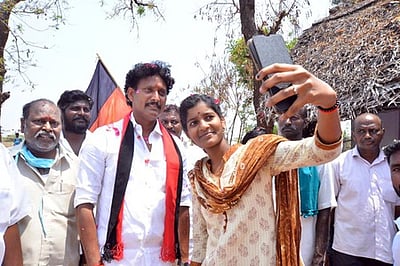 பொதுத்துறை நிறுவனங்களை தனியாா் மயமாக்க விடமாட்டோம்