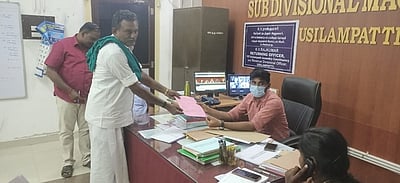 உசிலம்பட்டியில் இறுதி வேட்பாளா்பட்டியல் வெளியீடு