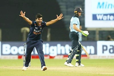 மீண்டும் ஒரு இரட்டை விக்கெட் ஓவர்: தொடரும் ஷர்துலின் மிரட்டல்