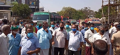 துறையூர் தனி தொகுதி தேர்தல் அலுவலரைக் கண்டித்து வணிகர்கள் சாலை மறியல்