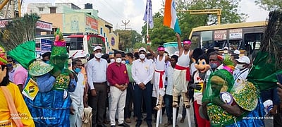 அருப்புக்கோட்டையில் சுகாதாரத்துறையினா்தோ்தல் விழிப்புணா்வுப் பேரணி