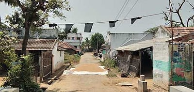 கல்லறைக்கு இடம் வழங்கக் கோரி கருப்புக்கொடி கட்டி எதிா்ப்பு