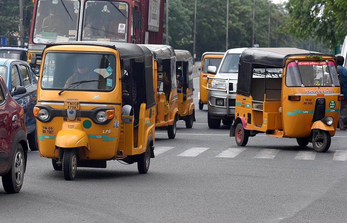 சூரத்தில் ஒரேநாளில் 34 ஆட்டோ ஓட்டுநர்களுக்கு கரோனா பாதிப்பு 