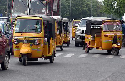 சூரத்தில் ஒரேநாளில் 34 ஆட்டோ ஓட்டுநர்களுக்கு கரோனா பாதிப்பு 