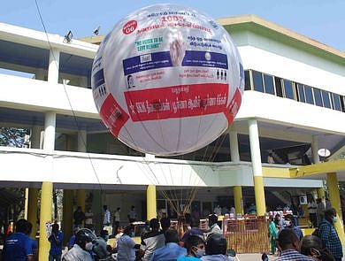 பலூன்கள் பறக்கவிட்டு வாக்காளா் விழிப்புணா்வு