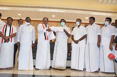 அதிமுகவில் இணைந்தாா் முன்னாள் அமைச்சா் வ.முல்லைவேந்தன்