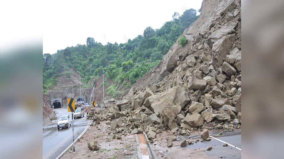 நிலச்சரிவு: ஸ்ரீநகர்-ஜம்மு தேசிய நெடுஞ்சாலை மூடல்