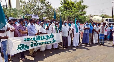 கீழ்பவானி வாய்க்காலில் கான்கிரீட் தளம் அமைக்க விவசாயிகள் எதிா்ப்பு