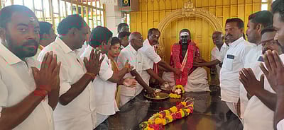 திருவாடானை அதிமுக வேட்பாளா் தேவா் நினைவிடத்தில் சிறப்பு வழிபாடு