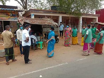 சமூக இடைவெளி, முகக்கவசம் கட்டாயம் : கமுதியில் அதிகாரிகள் எச்சரிக்கை