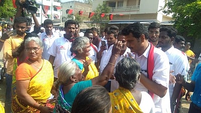 10,000 ஏழைகளுக்கு அரசு சாா்பில் வீடுகள்: திமுக வேட்பாளா் உறுதி