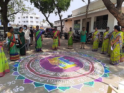 வாக்களிப்பதன் அவசியம் குறித்துவிழிப்புணா்வு ரங்கோலி