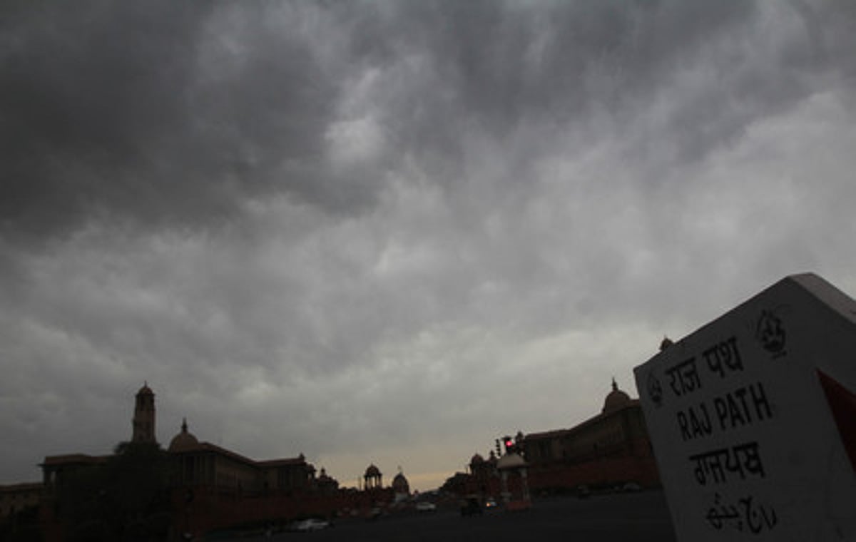 தில்லியில் 2-ஆவது நாளாக மேக மூட்டத்தால் இதமான வானிலை