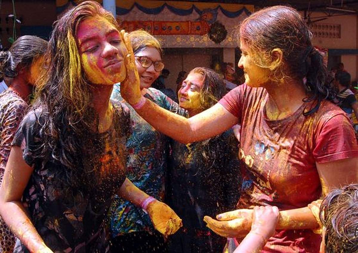 ஹரியாணா: பொது இடங்களில் ஹோலி கொண்டாடத் தடை