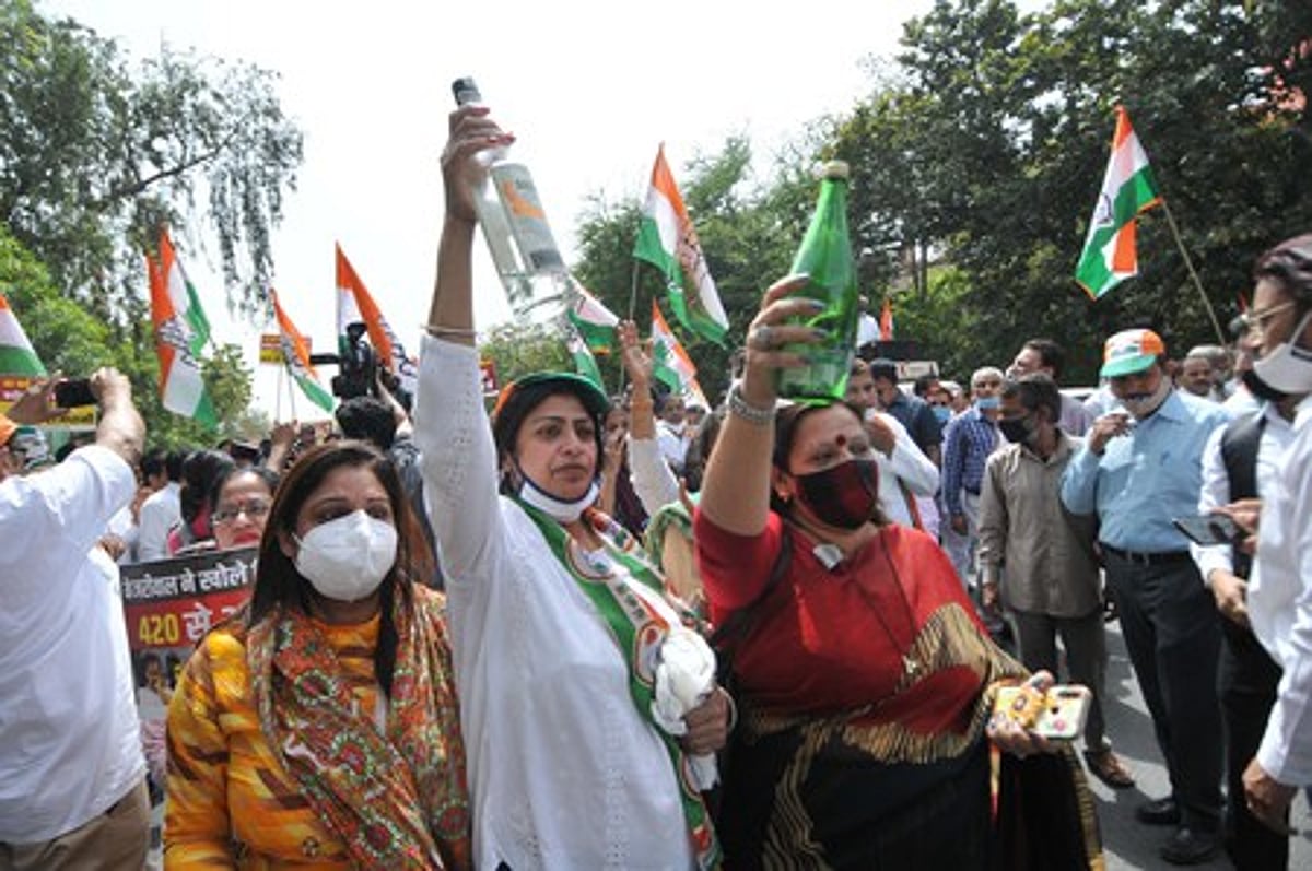 புதிய கலால் கொள்கையை வாபஸ் பெறக் கோரி கேஜரிவால் இல்லம் அருகே காங்கிரஸாா் ஆா்ப்பாட்டம்
