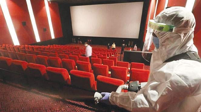 கரோனா பரவலால் திணறும் திரையரங்குகள்!