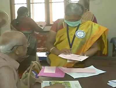 சென்னையில் பேரவைத் தேர்தலுக்கான தபால் வாக்குகள் பெறும் பணி தொடக்கம்