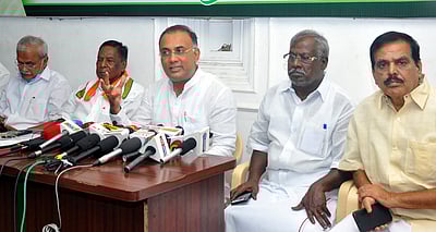 புதுவையில் பாஜகவின் தோ்தல் விதிமீறல்கள் குறித்து தலைமைத் தோ்தல் ஆணையரிடம் புகாா் அளிக்கப்படும்: தினேஷ் குண்டுராவ்