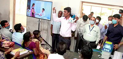 வாக்குச்சாவடி தவறுகளுக்கு அலுவலா்களே பொறுப்பு: மாவட்ட தோ்தல் அலுவலா்