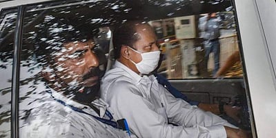 வெடிபொருளுடன் காா்: தனது 13 செல்லிடப்பேசிகளில் 5-ஐ அடித்து நொறுக்கிய சச்சின் வஜே