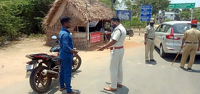 காரைக்கால்- தமிழக எல்லையில் தீவிர வாகனச் சோதனை: எஸ்.பி. ஆய்வு