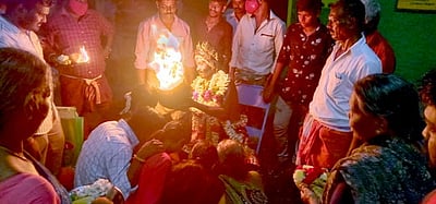 ஸ்ரீ உஜ்ஜைனி காளியம்மன் கோயிலில் அக்னி கப்பரை வழிபாடு