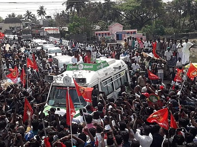 கமிஷன் கொடுத்தால் திராவிடக் கட்சிகள் எங்கே வேண்டுமானாலும் கையெழுத்துப் போடுவார்கள்: சீமான்