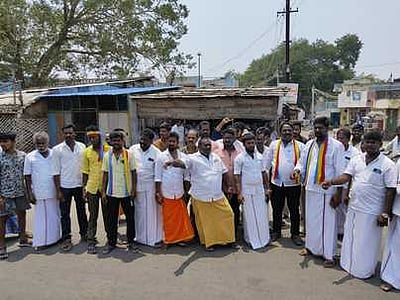 பாஜக வேட்பாளரைக் கண்டித்து பாமகவினா் போராட்டம்