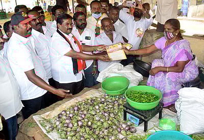 சிங்காநல்லூா் வீட்டு வசதி வாரியக் குடியிருப்பில்  புதிய வீடுகள் கட்டித் தர நடவடிக்கை: நா.காா்த்திக்