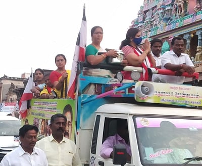 மகளிா் குழுக்களுக்கு வட்டியில்லாக் கடன்: சாருபாலா