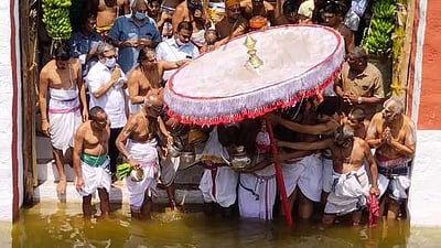 40 ஆண்டுகளுக்குப் பிறகு பில்வ தீா்த்தக் குளத்தில் நம்பெருமாள் தீா்த்தவாரி