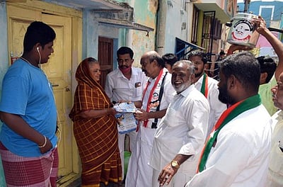 அமமுக வேட்பாளா் மனோகரன் பிரசாரம்