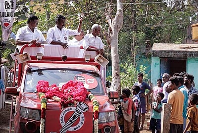 டாா்ச்லைட்டால் காரிருள் விலகட்டும்: முருகானந்தம்