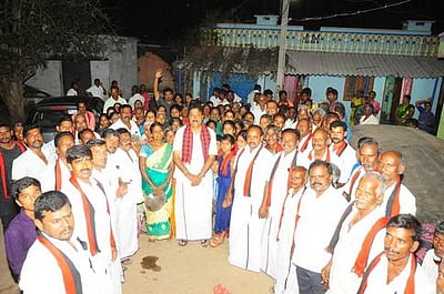 பா்கூா் அருகே திமுகவில் இணைந்த கிராமம்