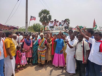 ஓமலூா் அதிமுக வேட்பாளா்சொந்த ஊரில் வாக்கு சேகரிப்பு