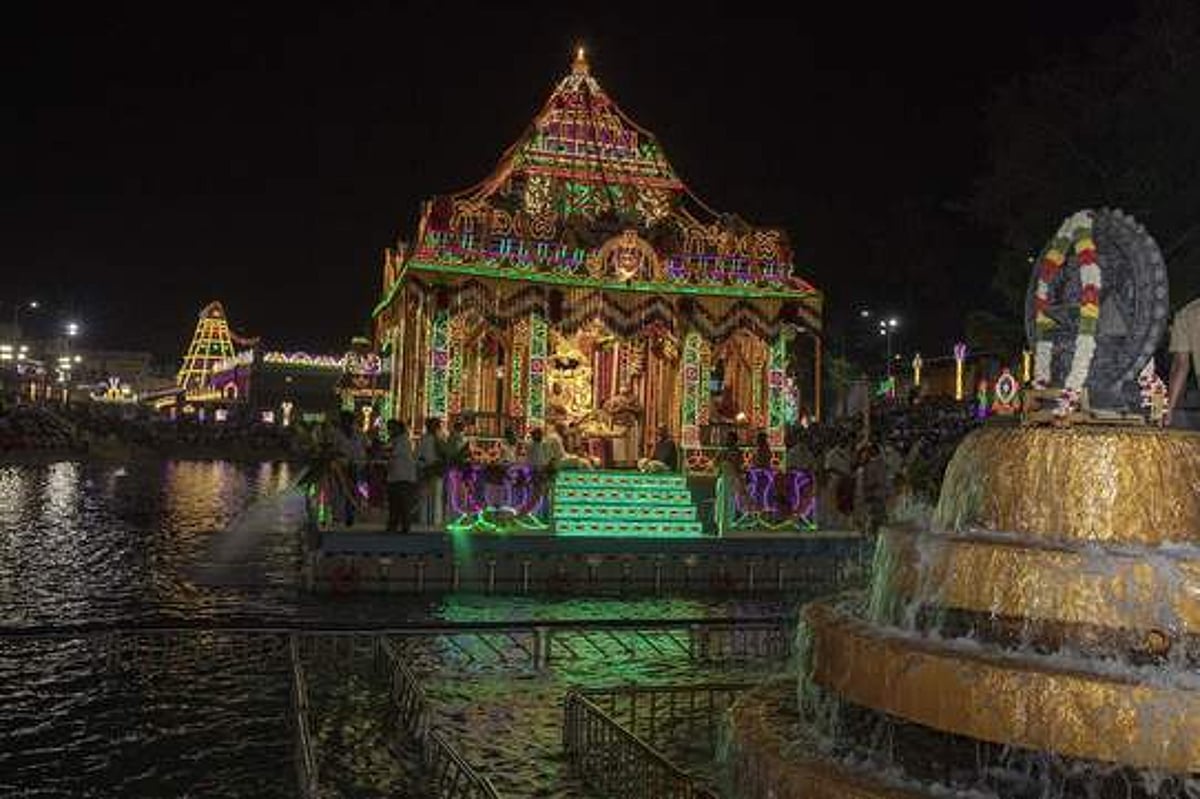 திருமலையில் 4-ஆம் நாள் தெப்போற்சவம்: ஸ்ரீதேவி, பூதேவியுடன் உலா வந்த மலையப்பா்