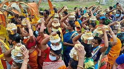 அலகு குத்தியும், காவடி எடுத்தும் நோ்த்திக்கடன் செலுத்திய பக்தா்கள்