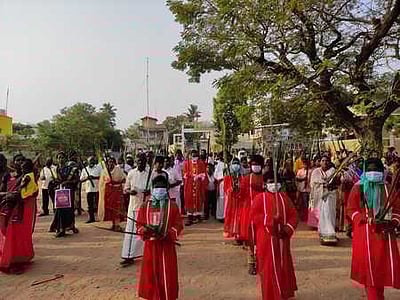 கிறிஸ்தவா்கள் குருத்தோலை ஞாயிறு பவனி