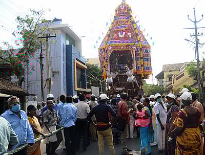 நாகை சௌந்தரராஜப் பெருமாள் கோயில் தேரோட்டம்: திரளான பக்தா்கள் பங்கேற்பு