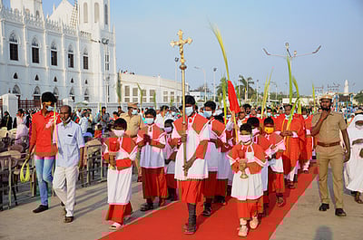 வேளாங்கண்ணி பேராலயத்தில் குருத்தோலை ஞாயிறுதிரளானோா் பங்கேற்பு