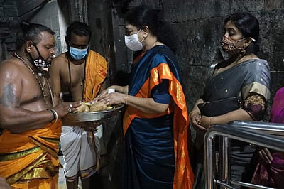 திருத்துறைப்பூண்டியில் சசிகலா சாமி தரிசனம்