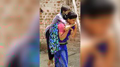 புற்றுநோய் பாதித்த அரசுப்பள்ளி மாணவியை தோளில் சுமக்கும் தாய்: உதவி கோரி கண்ணீர்