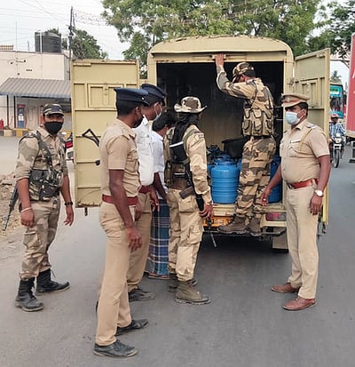 துணை ராணுவப் படையினா் வாகன சோதனை