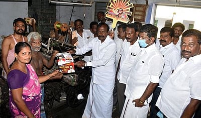 நெசவாளா்களுக்கு தனியாக கூட்டுறவு வங்கி: சு.முத்துசாமி