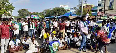 ராக்கெட் ராஜா வந்த ஹெலிகாப்டர் திருப்பி அனுப்பியதால் சாலை மறியல்