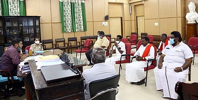 கரோனா தடுப்பு முன்னெச்சரிக்கையுடன் செயல்பட வேண்டும்: அரசியல் கட்சியினருக்கு ஆட்சியா் அறிவுறுத்தல்