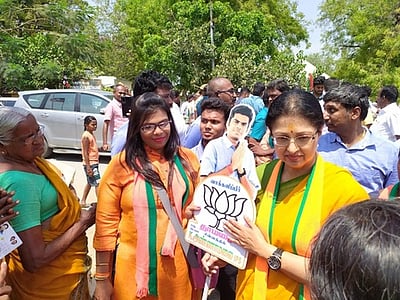 பெண்களிடம் நடிகை கெளதமி வாக்கு சேகரிப்பு