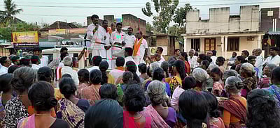 திருமயம் அதிமுக வேட்பாளா் தீவிர வாக்குசேகரிப்பு