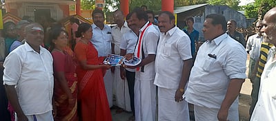 சாத்தான்குளம் பகுதியில் அமமுக வேட்பாளா் வாக்கு சேகரிப்பு