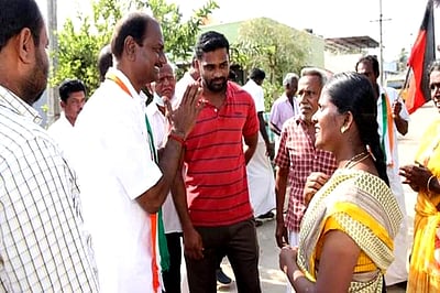 உடுமலை நகரப் பகுதியில் காங்கிரஸ் வேட்பாளா் கே.தென்னரசு தீவிர பிரசாரம்